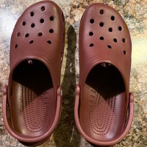 NEW Crocs. Unisex. Maroon. Men’s 10/womens 12